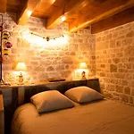 Des Mathes, D'hotes, * لو ماثيز