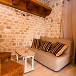Des Mathes, D'hotes,