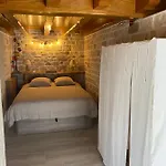 Des Mathes, D'hotes,