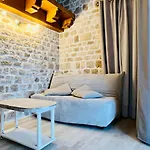 Des Mathes, D'hotes,
