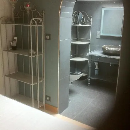 Des Mathes, D'hôtes, *