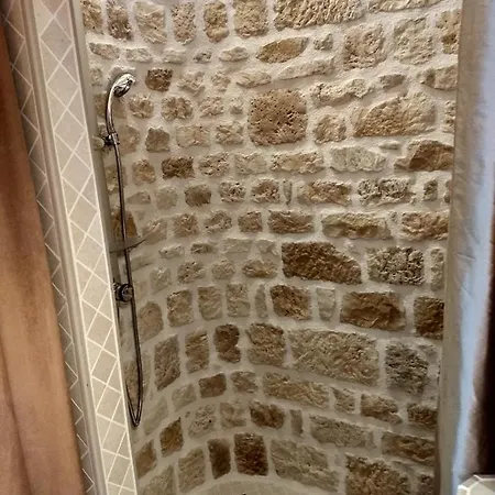 Des Mathes, D'hôtes,