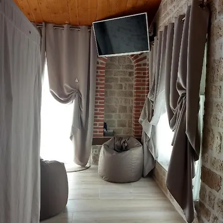 Des Mathes, D'hôtes, *