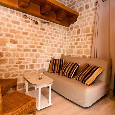 Des Mathes, D'hotes,