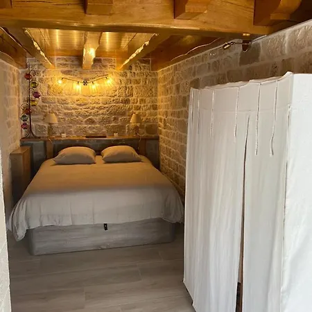 Des Mathes, D'hotes,