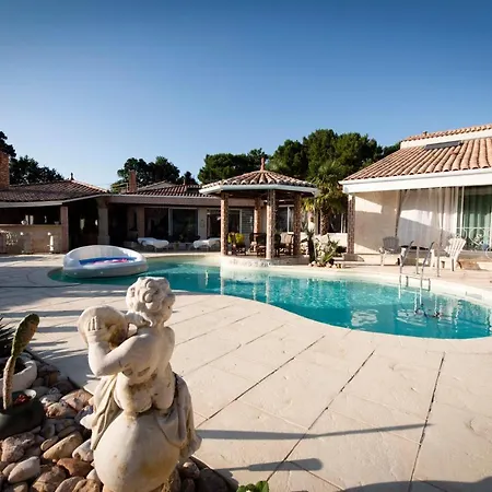 Bed & Breakfast Des Mathes, D'hotes, *