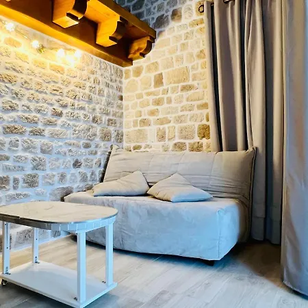 Des Mathes, D'hotes,