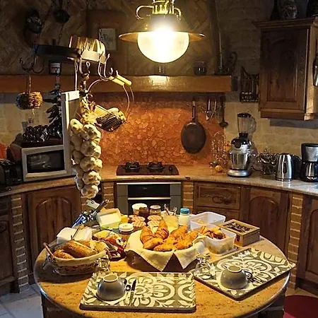 Des Mathes, D'hotes,